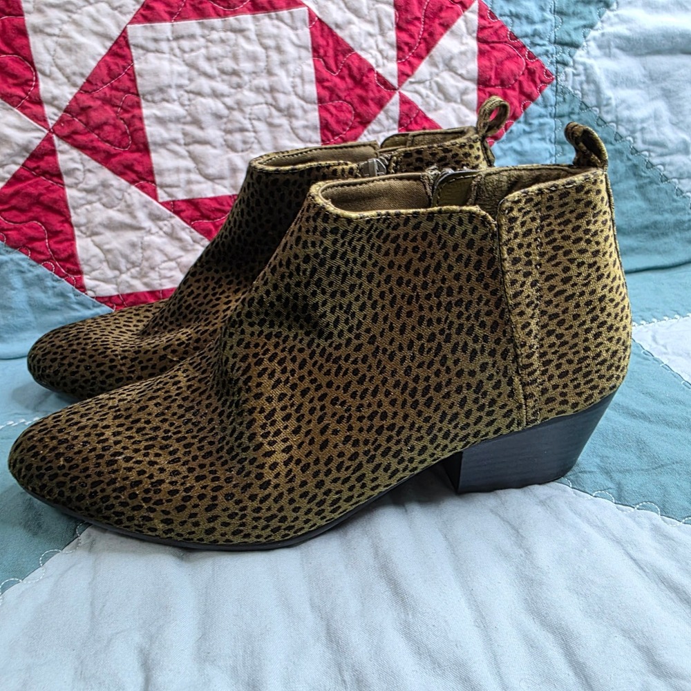 Old Navy Olive Green Cheetah Velvet Low Bootie Ankle Boots 7 Preppy Animal Print